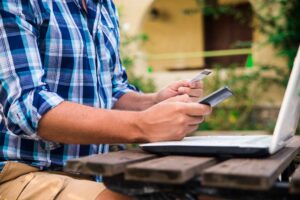 Seguridad en Pasarelas de Pago 2026, Cómo prevenir el fraude en ecommerce 2026, Stripe vs PayPal seguridad técnica, Detección de fraude con IA